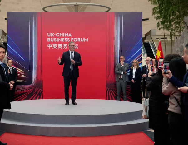 Trump Warns Britain Over China Ties as Starmer Seeks Economic Reset