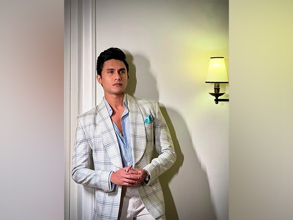 Ritwik Bhowmik to debut in Bollywood with Abhootpurva