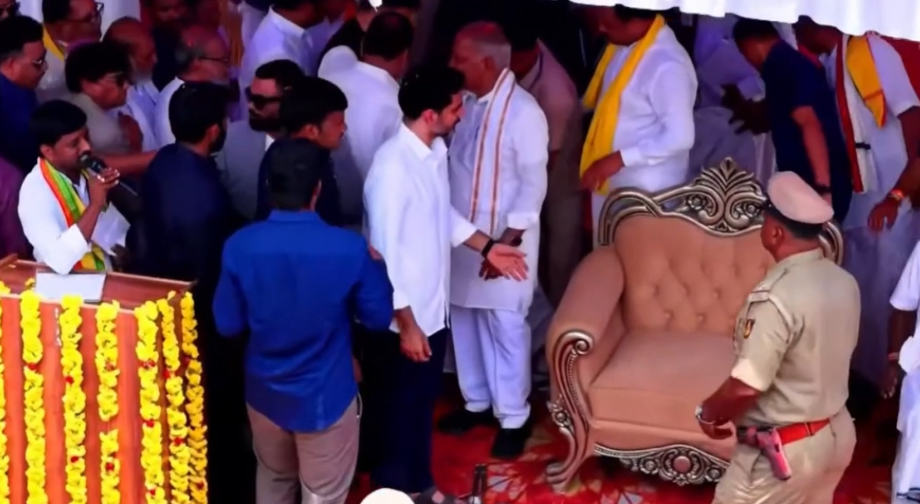 Lokesh’s humble gesture wins hearts at event