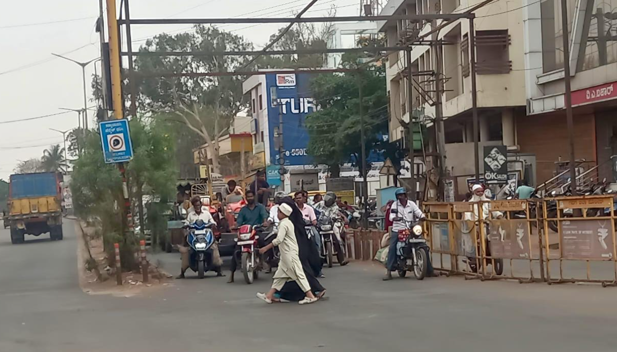 Savita Samaj Seeks Shade Nets at Gadag Signals Amid Heat