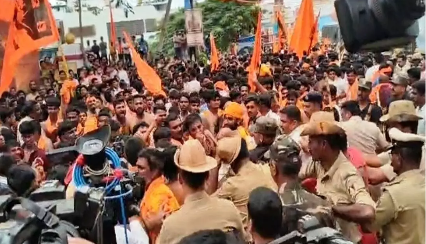 Hanuman Devotees’ procession faces tension near Jamia Masjid