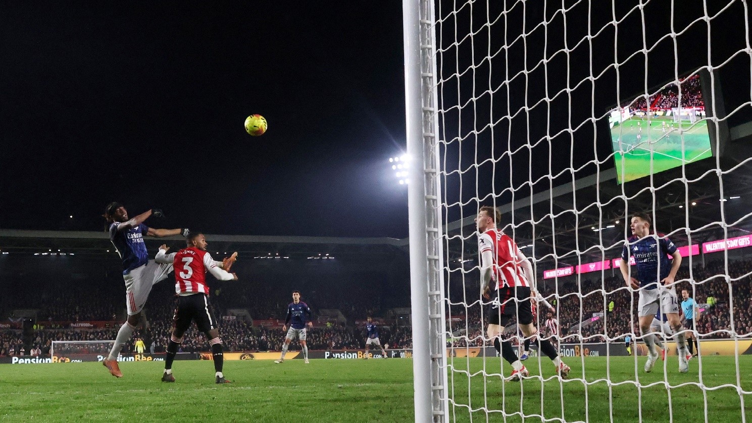 Arsenal held 1-1 at Brentford, miss chance to extend league lead