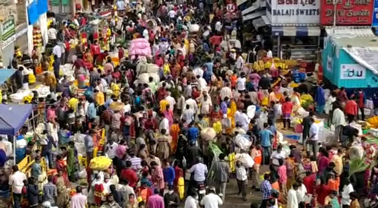 Crowds flock to buy silver, sari, and utensils during Diwali