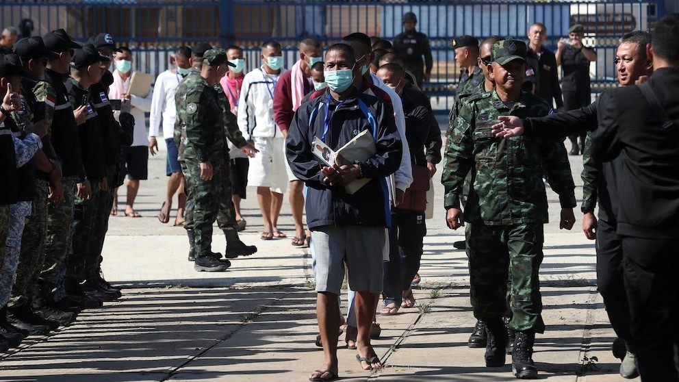 Thailand frees 18 Cambodian POWs under ceasefire